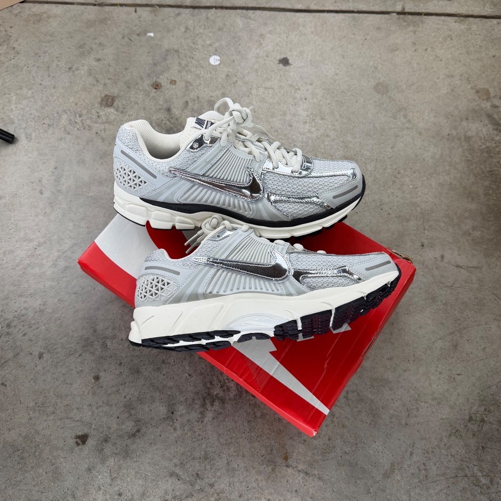 Nike Zoom Vomero 5 Photon Dust Chrome Mens 11 FD0884-025 Running Shoes